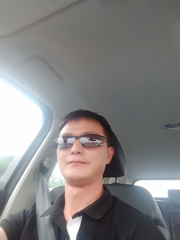 孤独的男人的第一张照片--衡阳相亲服务中心